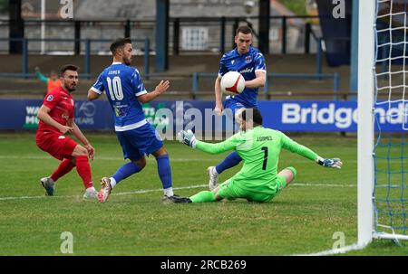 Die Christopher Venables von Penybont erzielen das erste Tor ihrer Seite im Spiel während der ersten Runde der UEFA Europa Conference League, dem ersten Spiel auf dem Dunraven Brewery Field, Bridgend. Foto: Donnerstag, 13. Juli 2023. Stockfoto