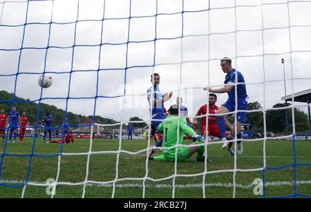 Die Christopher Venables von Penybont erzielen das erste Tor ihrer Seite im Spiel während der ersten Runde der UEFA Europa Conference League, dem ersten Spiel auf dem Dunraven Brewery Field, Bridgend. Foto: Donnerstag, 13. Juli 2023. Stockfoto