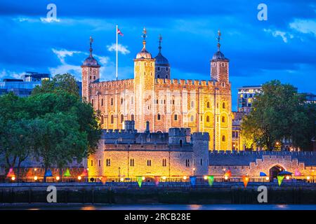 Abendlicher Blick auf den Tower of London und das Verrätertor von der Themse, der Hauptstadt von Großbritannien Stockfoto