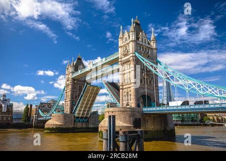 Die geöffnete Tower Bridge mit Blick auf London, die Hauptstadt von Großbritannien Stockfoto