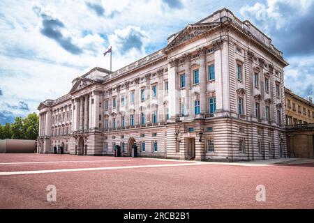 London, Vereinigtes Königreich, Juni 29 2023: Blick auf die Buckigham Palace Street. Heimat des Königs von Großbritannien. Der historische Palast ist ein berühmtes Touristenziel in Londo Stockfoto