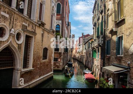 Venedig, Italien: Eine Mischung aus Touristen, Gondeln und engen Gassen. Die einheimische Bevölkerung lebt inmitten atemberaubender Architektur und bezauberndem Venetien Stockfoto