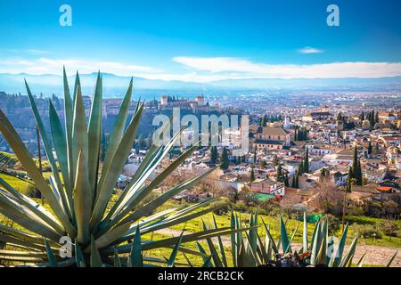 Das antike Albayzin-Viertel und die Alhambra in Granada, Andalusien-Region in Spanien Stockfoto