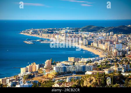 Küste von Fuengirola an der Costa del sol aus der Vogelperspektive, Region Andalusien in Spanien Stockfoto
