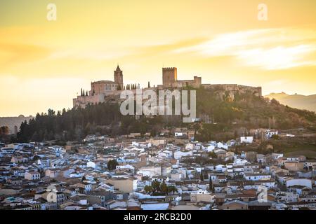 Malerisches weißes Dorf Alcala la Real in der Nähe von Granada bei Sonnenuntergang, Andalusien Region in Spanien Stockfoto