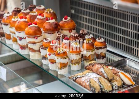 Typische neapolitanische Backwaren, die in einer lokalen Bäckerei in Neapel, Kampanien, Italien, verkauft werden. Stockfoto