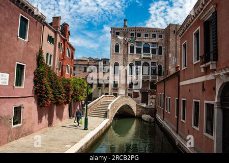 Venedig, Italien: Eine Mischung aus Touristen, Gondeln und engen Gassen. Die einheimische Bevölkerung lebt inmitten atemberaubender Architektur und bezauberndem Venetien Stockfoto