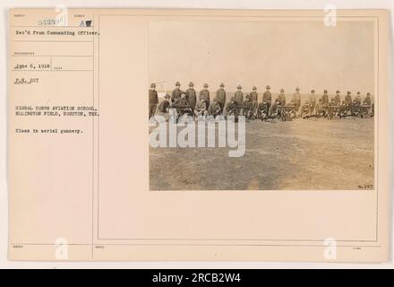 Kurs in Luftschießerei an der Signal Corps Aviation School, Ellington Field, Houston, Texas. Das Bild zeigt eine Gruppe von Soldaten, die eine Flugbrille tragen und Gewehre halten, während sie etwas über Luftgewehre lernen. Dieses Foto wurde am 6. Juni 1918 aufgenommen und ist mit Hinweis Nr. 227 gekennzeichnet. Stockfoto