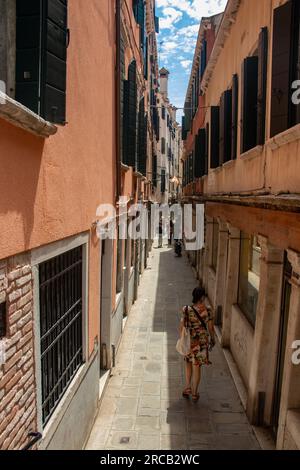 Venedig, Italien: Eine Mischung aus Touristen, Gondeln und engen Gassen. Die einheimische Bevölkerung lebt inmitten atemberaubender Architektur und bezauberndem Venetien Stockfoto