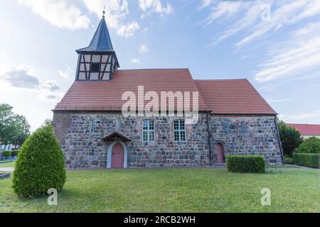 Thyrow, Brandenburg, Deutschland, Juli 13. 2023, Thyrows charmante Dorfkirche glänzt inmitten der Goldenen Nachmittagssonne Stockfoto