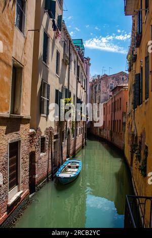Venedig, Italien: Eine Mischung aus Touristen, Gondeln und engen Gassen. Die einheimische Bevölkerung lebt inmitten atemberaubender Architektur und bezauberndem Venetien Stockfoto