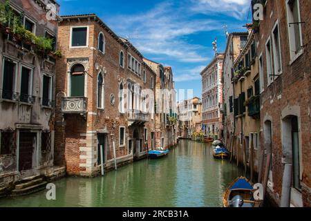 Venedig, Italien: Eine Mischung aus Touristen, Gondeln und engen Gassen. Die einheimische Bevölkerung lebt inmitten atemberaubender Architektur und bezauberndem Venetien Stockfoto