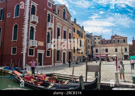 Venedig, Italien: Eine Mischung aus Touristen, Gondeln und engen Gassen. Die einheimische Bevölkerung lebt inmitten atemberaubender Architektur und bezauberndem Venetien Stockfoto