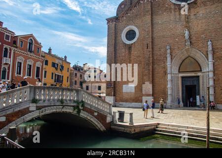 Venedig, Italien: Eine Mischung aus Touristen, Gondeln und engen Gassen. Die einheimische Bevölkerung lebt inmitten atemberaubender Architektur und bezauberndem Venetien Stockfoto