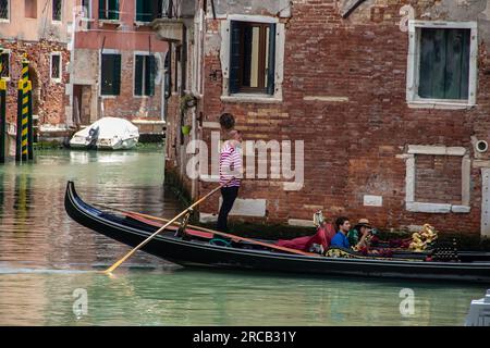 Venedig, Italien: Eine Mischung aus Touristen, Gondeln und engen Gassen. Die einheimische Bevölkerung lebt inmitten atemberaubender Architektur und bezauberndem Venetien Stockfoto
