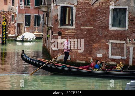 Venedig, Italien: Eine Mischung aus Touristen, Gondeln und engen Gassen. Die einheimische Bevölkerung lebt inmitten atemberaubender Architektur und bezauberndem Venetien Stockfoto