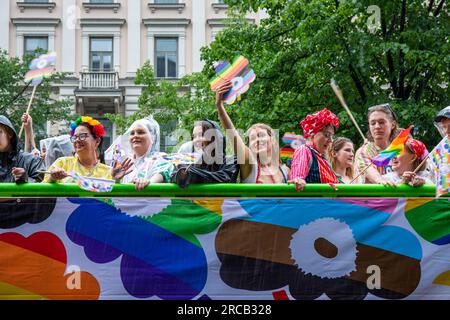 Leute auf dem Marimekko Truck feiern den Pride Month auf der Helsinki Pride 2023 Parade in Helsinki, Finnland Stockfoto