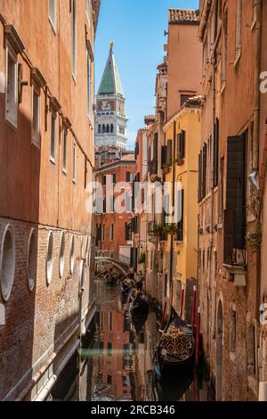 Venedig, Italien: Eine Mischung aus Touristen, Gondeln und engen Gassen. Die einheimische Bevölkerung lebt inmitten atemberaubender Architektur und bezauberndem Venetien Stockfoto