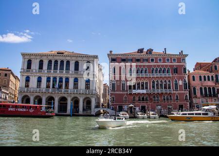 Venedig, Italien: Eine Mischung aus Touristen, Gondeln und engen Gassen. Die einheimische Bevölkerung lebt inmitten atemberaubender Architektur und bezauberndem Venetien Stockfoto