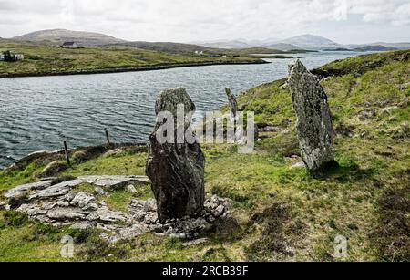 Callanischer VIII. Prähistorischer, jungsteinzeitlicher Steinkreis. Isle of Lewis, Äußere Hebriden. Halbkreisförmige Megalitheinstellung am Klippenrand. Antenne sieht aus Stockfoto