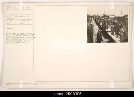 Major James W. Webb, Major H.E. Bemis und Major Lodis Landie sehen gerade angekommene deutsche Waffen in Coblenz, Rheinpreußen, Deutschland. Diese Waffen werden bald an die US-Regierung geliefert. Foto aufgenommen am 3. Januar 1919, von Sergeant icl. H.D. Lothers. Stockfoto