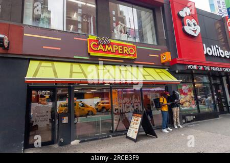 Ein Laden der guatemaltekischen Kette Pollo Campero in Midtown Manhattan, New York, am Sonntag, den 2. Juli 2023. (© Richard B. Levine) Stockfoto