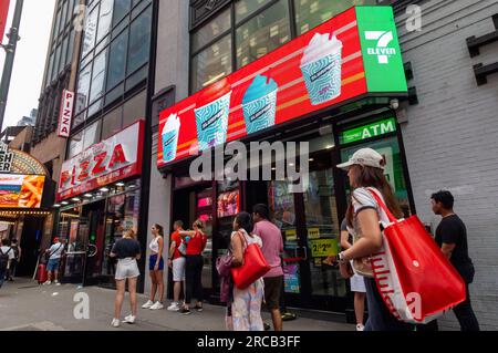 Ein 7-Eleven-Supermarkt in Midtown Manhattan in New York am Sonntag, den 2. Juli 2023. (© Richard B. Levine) Stockfoto