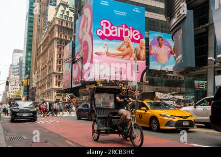 Werbung für die Warner Bros Movies“ „Barbie“-Film am Times Square in New York am Samstag, den 8. Juli 2023. Der Film wird voraussichtlich am 21. Juli veröffentlicht. (© Richard B. Levine) Stockfoto