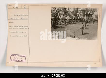 Ein mobiler Flugabwehr-Suchscheinwerfer, der vom Ingenieurkorps in Washington Barracks während des Ersten Weltkriegs benutzt wurde. Das Foto wurde am 17. April 1918 vom Fotografen L.C. Fox aufgenommen. Die Abbildung zeigt eine Suchscheinwerfer-Akku-Bohrmaschine. Dieses Bild wurde zensiert und am 9. Mai 1918 von Historicas Br., W.P.D. veröffentlicht Stockfoto