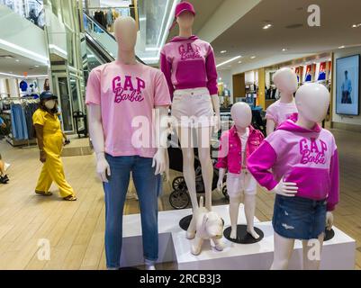 Barbies Merchandise-Artikel sind am Samstag, den 8. Juli 2023 in einem Gap Store in New York zu finden. Der Film wird voraussichtlich am 21. Juli veröffentlicht. (© Richard B. Levine) Stockfoto
