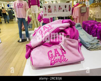 Barbies Merchandise-Artikel sind am Samstag, den 8. Juli 2023 in einem Gap Store in New York zu finden. Der Film wird voraussichtlich am 21. Juli veröffentlicht. (© Richard B. Levine) Stockfoto