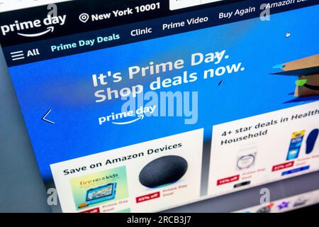 Die Amazon-Website wirbt für den selbsternannten „Prime Day“ am Dienstag, den 11. Juli 2023. Dies ist das neunte Jahr, in dem Amazon Prime seinen Kunden auf dieser zweitägigen selbsternannten Feiertagsveranstaltung zahlreiche Schnäppchen und Angebote anbietet. Weitere Einzelhändler, die sich auf dem Weg nach Amazon befinden, sind Wal-Mart, Target und Macy’s, die in dieser Zeit Sparangebote anbieten (© Richard B. Levine). Stockfoto