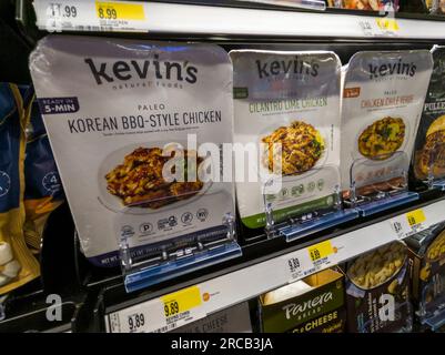 Pakete mit KevinÕs Natural Foods Mahlzeiten in einem Supermarkt in New York am Samstag, den 8. Juni 2023. Der Lebensmittelkonzern Mars hat angekündigt, KevinÕs Natural Foods (© Richard B. Levine) zu erwerben. Stockfoto