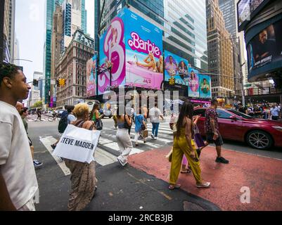 Werbung für die Warner Bros Movies“ „Barbie“-Film am Times Square in New York am Samstag, den 8. Juli 2023. Der Film wird voraussichtlich am 21. Juli veröffentlicht. (© Richard B. Levine) Stockfoto