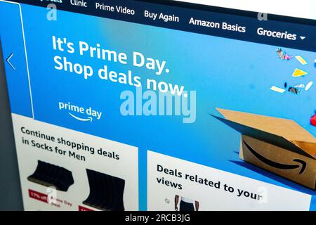 Die Amazon-Website wirbt für den selbsternannten „Prime Day“ am Dienstag, den 11. Juli 2023. Dies ist das neunte Jahr, in dem Amazon Prime seinen Kunden auf dieser zweitägigen selbsternannten Feiertagsveranstaltung zahlreiche Schnäppchen und Angebote anbietet. Weitere Einzelhändler, die sich auf dem Weg nach Amazon befinden, sind Wal-Mart, Target und Macy’s, die in dieser Zeit Sparangebote anbieten (© Richard B. Levine). Stockfoto