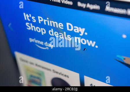 Die Amazon-Website wirbt für den selbsternannten „Prime Day“ am Dienstag, den 11. Juli 2023. Dies ist das neunte Jahr, in dem Amazon Prime seinen Kunden auf dieser zweitägigen selbsternannten Feiertagsveranstaltung zahlreiche Schnäppchen und Angebote anbietet. Weitere Einzelhändler, die sich auf dem Weg nach Amazon befinden, sind Wal-Mart, Target und Macy’s, die in dieser Zeit Sparangebote anbieten (© Richard B. Levine). Stockfoto