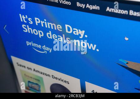 Die Amazon-Website wirbt für den selbsternannten „Prime Day“ am Dienstag, den 11. Juli 2023. Dies ist das neunte Jahr, in dem Amazon Prime seinen Kunden auf dieser zweitägigen selbsternannten Feiertagsveranstaltung zahlreiche Schnäppchen und Angebote anbietet. Weitere Einzelhändler, die sich auf dem Weg nach Amazon befinden, sind Wal-Mart, Target und Macy’s, die in dieser Zeit Sparangebote anbieten (© Richard B. Levine). Stockfoto