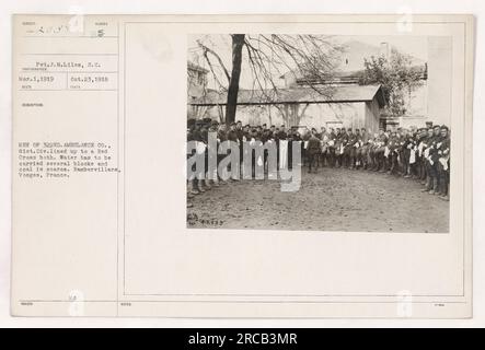 Männer der 322. Ambulance Co., 81. Div Sie wollen ein Rotkreuz-Bad in Rambervillars, Vogesen, Frankreich, benutzen. Aufgrund der Knappheit an Kohle muss Wasser aus mehreren Blocks Entfernung transportiert werden. Dieses Foto wurde von Pvt. J.M. gemacht Liles am 1. März 1919. Stockfoto