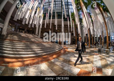 Am Mittwoch, den 12. Juli 2023, mischen sich die Mitarbeiter, die ins Büro zurückkehren, unter Touristen im Brookfield Place in Downtown Manhattan in New York. (© Richard B. Levine) Stockfoto