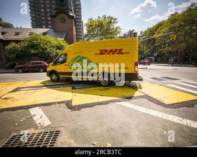 Am Dienstag, den 11. Juli 2023, wird ein DHL Electric Ford Pro Van in New York gesehen. (© Richard B. Levine) Stockfoto