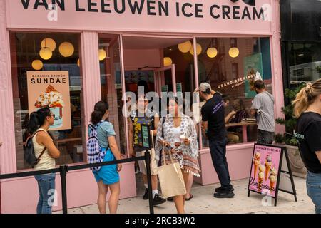 Hunderte von Eisliebhabern warten am Donnerstag, den 13. Juli 2023, an der großen Eröffnung eines Van Leeuwen Eisladens im West Village Viertel von New York in der Schlange. Die Vielen konnten sich ein Konus oder eine Tasse für 1,00 Dollar kaufen, ein Leckerbissen an einem miserablen heißen Tag. (© Richard B. Levine) Stockfoto