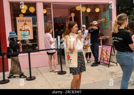 Hunderte von Eisliebhabern warten am Donnerstag, den 13. Juli 2023, an der großen Eröffnung eines Van Leeuwen Eisladens im West Village Viertel von New York in der Schlange. Die Vielen konnten sich ein Konus oder eine Tasse für 1,00 Dollar kaufen, ein Leckerbissen an einem miserablen heißen Tag. (© Richard B. Levine) Stockfoto