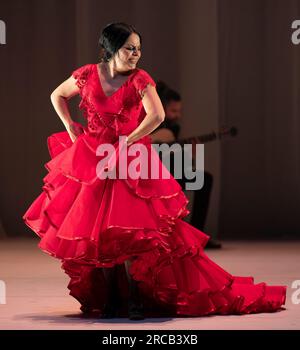 Flamenco Festival 2023, Sadlers Wells, London, Großbritannien. 13. Juli 2023. Sí, QUIERO, ist die Erklärung von Mercedes de Córdoba, was sie von der Welt will, und eine Produktion, die das Leben selbst feiert (13. Juli). Dieses Stück bedeutet „Ja, das tue ich“ und zeigt Córdoba und eine Besetzung weiblicher Flamenco-Tänzerinnen ihre eigene Hochzeitszeremonie. Eingewickelt in Kleider und mit Blütenblättern, bieten die Hochzeitsfeiern Momente der Ruhe und Leidenschaft, Hoffnung und Wahnsinn. Kredit: Malcolm Park/Alamy Live News Stockfoto