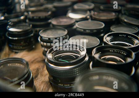 Ein paar alte Objektive in einem Kameraladen Stockfoto