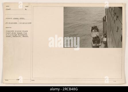 Präsident Woodrow Wilson sah, wie er von der U.S.S. an Bord eines Dampfloks ging George Washington in Brest, Finistere, Frankreich. Foto aufgenommen am 11. Dezember 1918. Dieses Bild hat die Nummer 63487 und wurde vom Signalkorps aufgenommen. Sie ging am 19. Februar 1921 ein. Das Bild ist mit dem Symbol E gekennzeichnet und wurde an Präsident Woodrow Wilson herausgegeben. Stockfoto