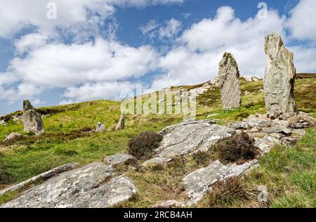 Callanischer VIII. Prähistorischer, jungsteinzeitlicher Steinkreis. Isle of Lewis, Äußere Hebriden. Halbkreisförmige Megalitheinstellung am Klippenrand. Die Luft sieht aus wie NW Stockfoto