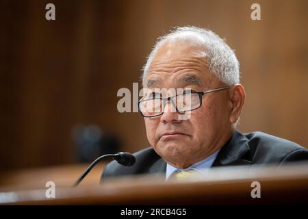 Jack ading, Minister für auswärtige Angelegenheiten und Handelspolitik der Marshallinseln, tritt vor einer Anhörung des Senatsausschusses für Energie und natürliche Ressourcen auf, um das Compact of Free Association Amendment Act von 2023 im Dirksen Senate Office Building in Washington, DC, am Donnerstag, den 13. Juli 2023 zu prüfen. Kredit: Rod Lamkey/CNP Stockfoto