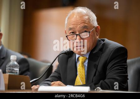 Jack ading, Minister für auswärtige Angelegenheiten und Handelspolitik der Marshallinseln, tritt vor einer Anhörung des Senatsausschusses für Energie und natürliche Ressourcen auf, um das Compact of Free Association Amendment Act von 2023 im Dirksen Senate Office Building in Washington, DC, am Donnerstag, den 13. Juli 2023 zu prüfen. Kredit: Rod Lamkey/CNP Stockfoto