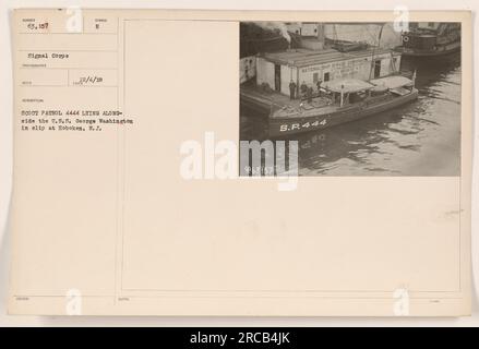 Pfadfinderpatrouille 444 ruht neben der U.S.S. George Washington im ersten Weltkrieg in Hoboken, New Jersey. Dieses Foto mit der Nummer 63.157 wurde vom Signalkorps aufgenommen und am 4. Dezember 1918 veröffentlicht. Das Schiff war Teil des Vertrags der National Ship Service Corporation. Stockfoto