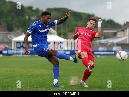 Penybont's Mark Little (links) und Ivan Garrido Ciaurriz des FC Santa Coloma kämpfen um den Ball während der ersten Runde der UEFA Europa Conference League, dem ersten Spiel auf der Dunraven Brewery Field, Bridgend. Foto: Donnerstag, 13. Juli 2023. Stockfoto